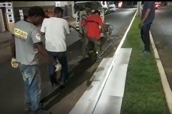 Prefeitura de Paraguaçu realiza a pintura de guias até de madrugada