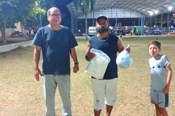 Prefeitura reforça esporte comunitário com entrega de materiais na Vila Gammon