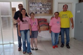 Departamento de Esporte e Lazer entrega caixas de leite para Associação do Câncer