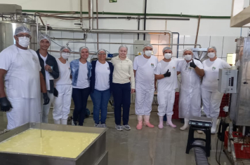 Visita técnica ao Laticínio Paraguaçu avalia produção de iogurte fornecido à merenda escolar