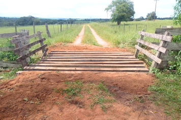 Prefeitura de Paraguaçu realiza manutenção em mata-burro na Estrada do Canguru