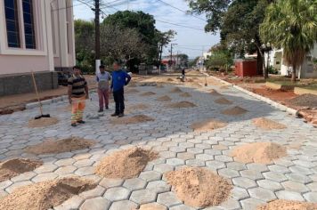 Prefeitura da inicio ao assentamento de bloquetes na obra de reabertura da Rua Irmã Gomes