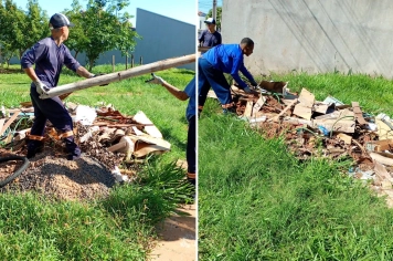 Prefeitura limpa área com descarte irregular no Lina Leuzzi e reforça alerta contra a dengue