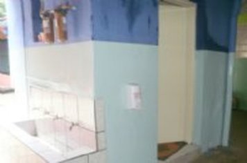 Aulas retornam e escolas mantêm o álcool gel à disposição dos alunos