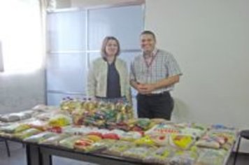 Romera e Prefeitura entregam alimentos arrecadados com palestra ao Fundo Social