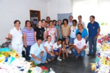 Festa das Nações arrecada 7 mil quilos de alimentos para entidades com show do Irmão Lázaro
