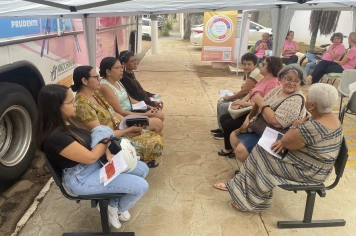 Unidade Móvel para realização de exame preventivo para as mulheres está em frente à UAM