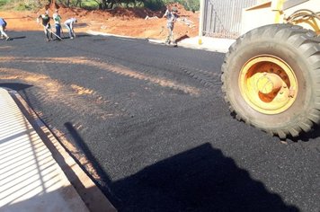 Depois da erosão, asfalto é concluído na Rua Lauro Ferreira Braga