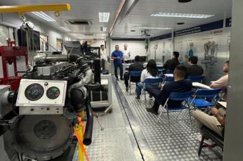 Tem início o primeiro curso na Carreta do Senai estacionada defronte ao Paço Municipal de Paraguaçu Paulista