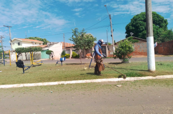 Faxina geral em praça pública na Vila Marim