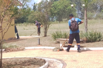 Prefeitura realiza limpeza, poda e roçagem em vias e no Memorial Irmãs Galvão, em Sapezal