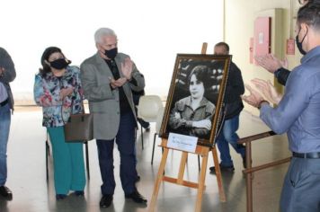 Placa comemorativa marca Centenário de Maria Paula Gambier Costa 