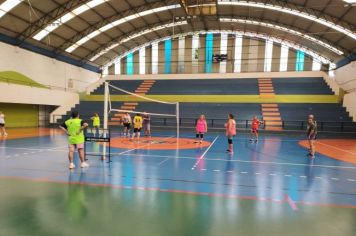 Atletas do CCI de Paraguaçu Paulista se preparam para os Jogos da Melhor Idade durante treinos no Ginásio Padilha