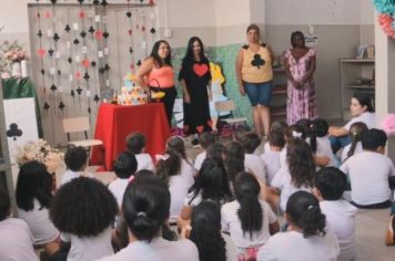 Contação de Histórias atrai estudantes para a Biblioteca Municipal