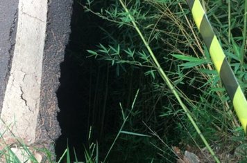 Motoristas burlam impedimento e correm risco na estrada de acesso ao Horto Florestal