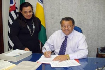 Prefeito assina convênio e Escola Ambiental será totalmente equipada