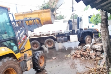 Descarte irregular mobiliza máquinas pesadas e equipes sob chuva na Vila Nova