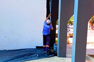 Prefeitura está realizando a revitalização da pintura na Concha Acústica