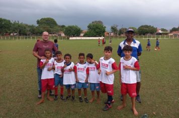 Prefeitura Municipal entrega novos uniformes para alunos de futebol da Vila Nova e Barra Funda
