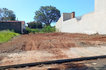 Mais terrenos foram limpos hoje no Jardim das Oliveiras e no Jardim Alvorada  