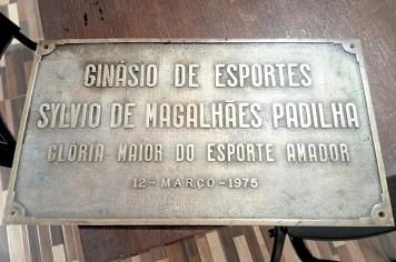 Placa histórica do Ginásio Padilha é reinstalada após 50 anos, marcando nova fase de revitalização