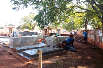 Prefeitura realiza mutirão de limpeza no Cemitério da Paz em preparação para o Dia de Finados