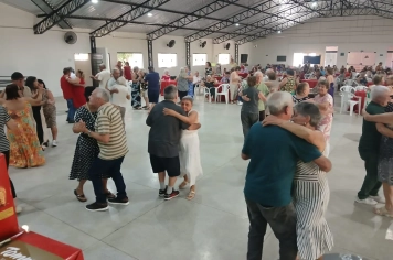 Almoço dançante encerra ano do CCI com integração e cuidado aos idosos