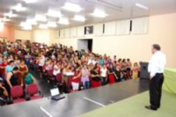 Aplaudido em pé, prefeito Ediney, anuncia pagamento de bônus e benefícios aos professores