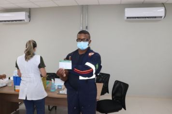 Aplicação das primeiras doses da Coronavac emociona profissionais