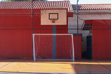 Quadra coberta do distrito de Roseta recebe traves de futsal para a prática do esporte