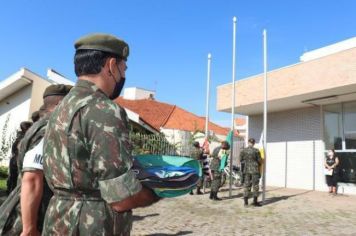 Prefeitura realiza cerimônia de troca de bandeiras