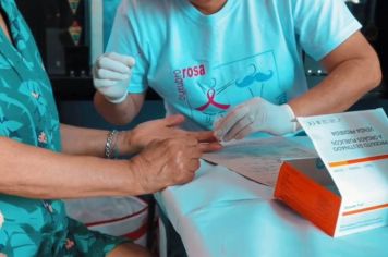 Em alusão a Campanha Outubro Rosa, SAE/CTA e Departamento de Esportes realizam testes rápidos em usuários da Piscina Municipal