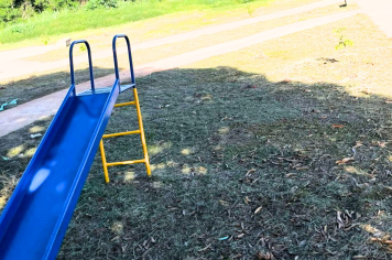 Capina e limpeza são realizadas em praça e terreno na Vila Nova