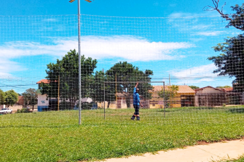 Mais um campinho ganha rede de proteção visando a segurança das crianças