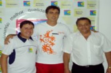 Guerrinha é recebido pelo prefeito Ediney e Fabinho, trazendo a Caravana Esportiva do Sesc Verão à Paraguaçu