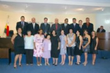 Prefeitura homenageia Mulheres com rosas e orações e participa da programação da Câmara alusiva à data