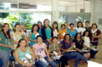 Prefeitura homenageia Mulheres com rosas e orações