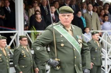 General de Exército prestigia desfile de 12 de Março e inspeciona instalações do TG