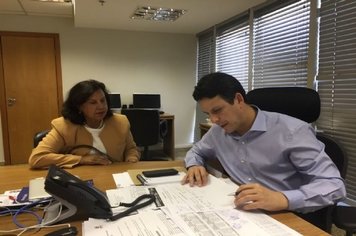 Prefeita Almira reúne-se com três ministros em busca de recursos