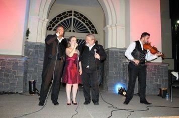 Paraguaçuenses se emocionam ouvindo A Bela e os Tenores na praça da Matriz