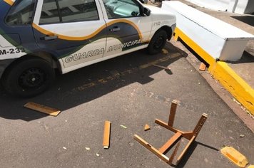 Morador de rua causa danos em viatura da Guarda Municipal
