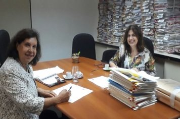 Prefeita assina documento junto ao DADE para retomada da obra do Cine Teatro