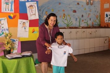 Educação entrega uniformes para 6.238 alunos da rede municipal