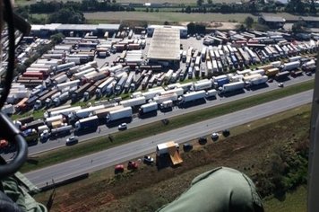 Em Paraguaçu Paulista, caminhoneiros se reúnem no quilômetro 474 da SP-284