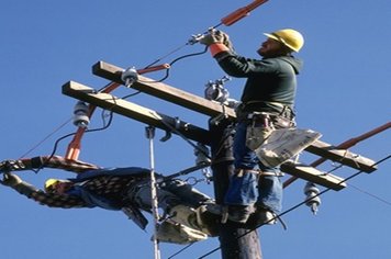 Eletricistas da prefeitura recebem capacitação profissional.