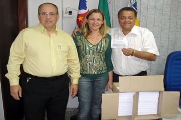 Funcionários recebem com novos holerites