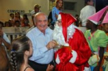 Chegada do Papai Noel lota a avenida e Praças com um EnCanto de Natal