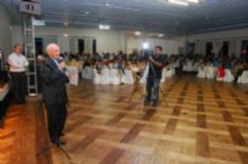 Prefeito concede aumento aos professores municipais