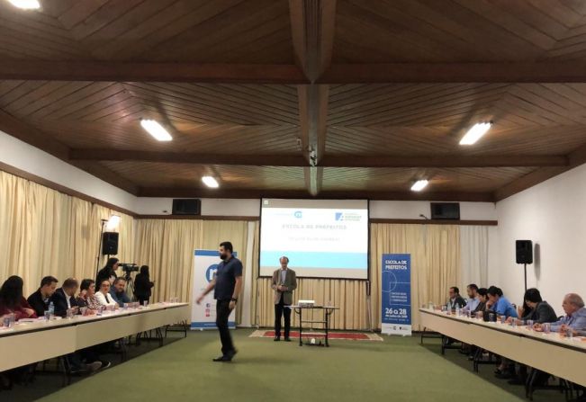 Prefeita participa da “Escola de Prefeito” realizada em São Roque