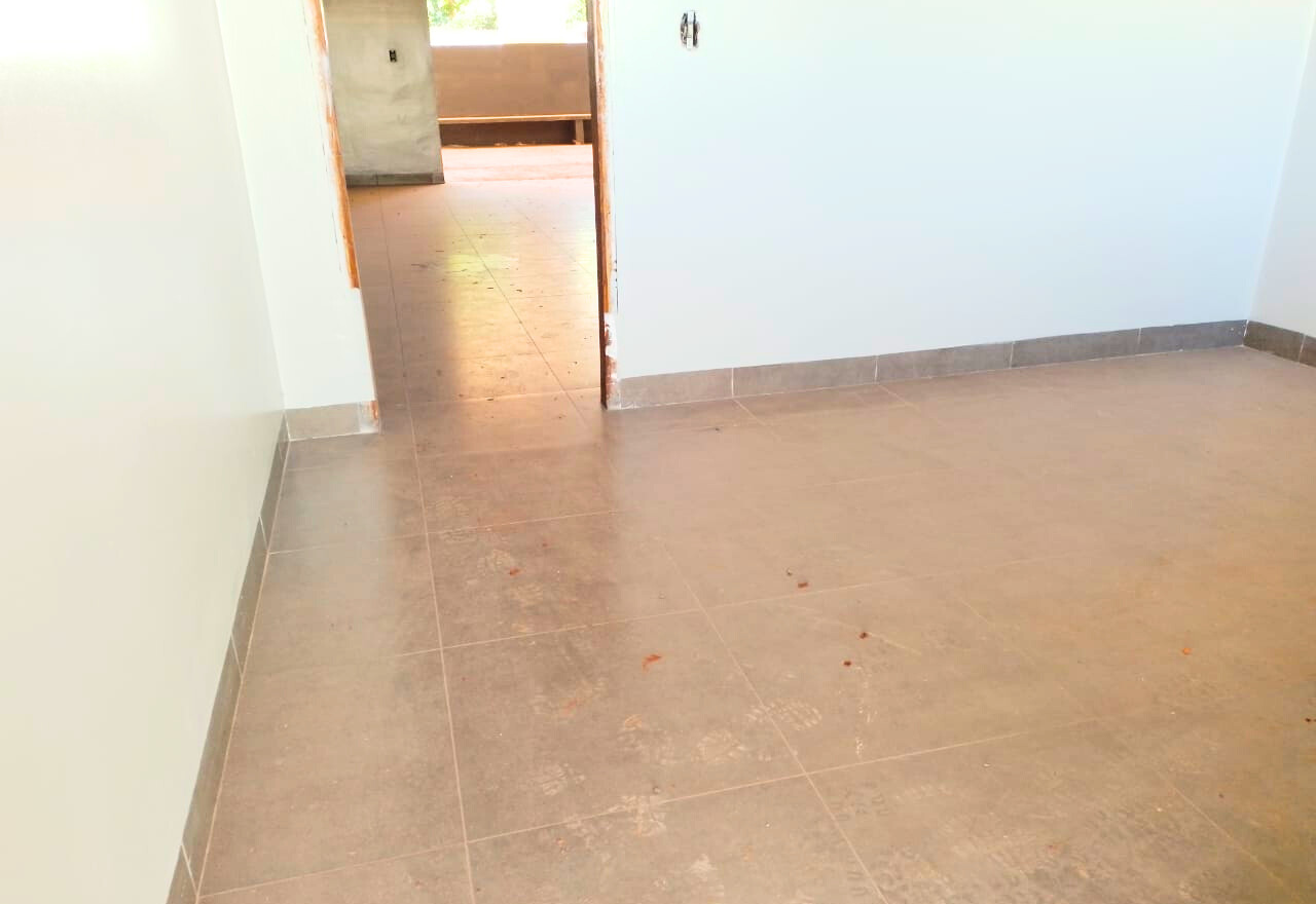 Concretagem e colocação de novos pisos avançam no Velório Municipal